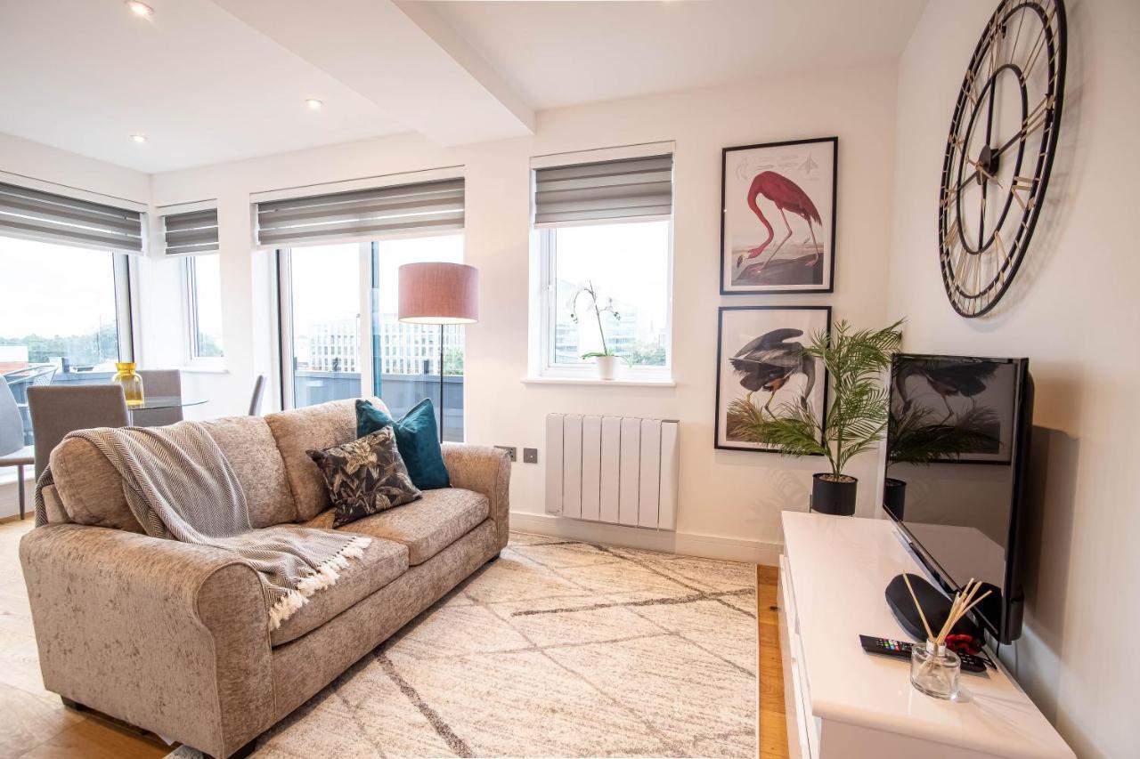 Appartement Two Bed Flat With Wrap Around Terrace Near Legoland, Windsor, Tube Station à Slough Extérieur photo