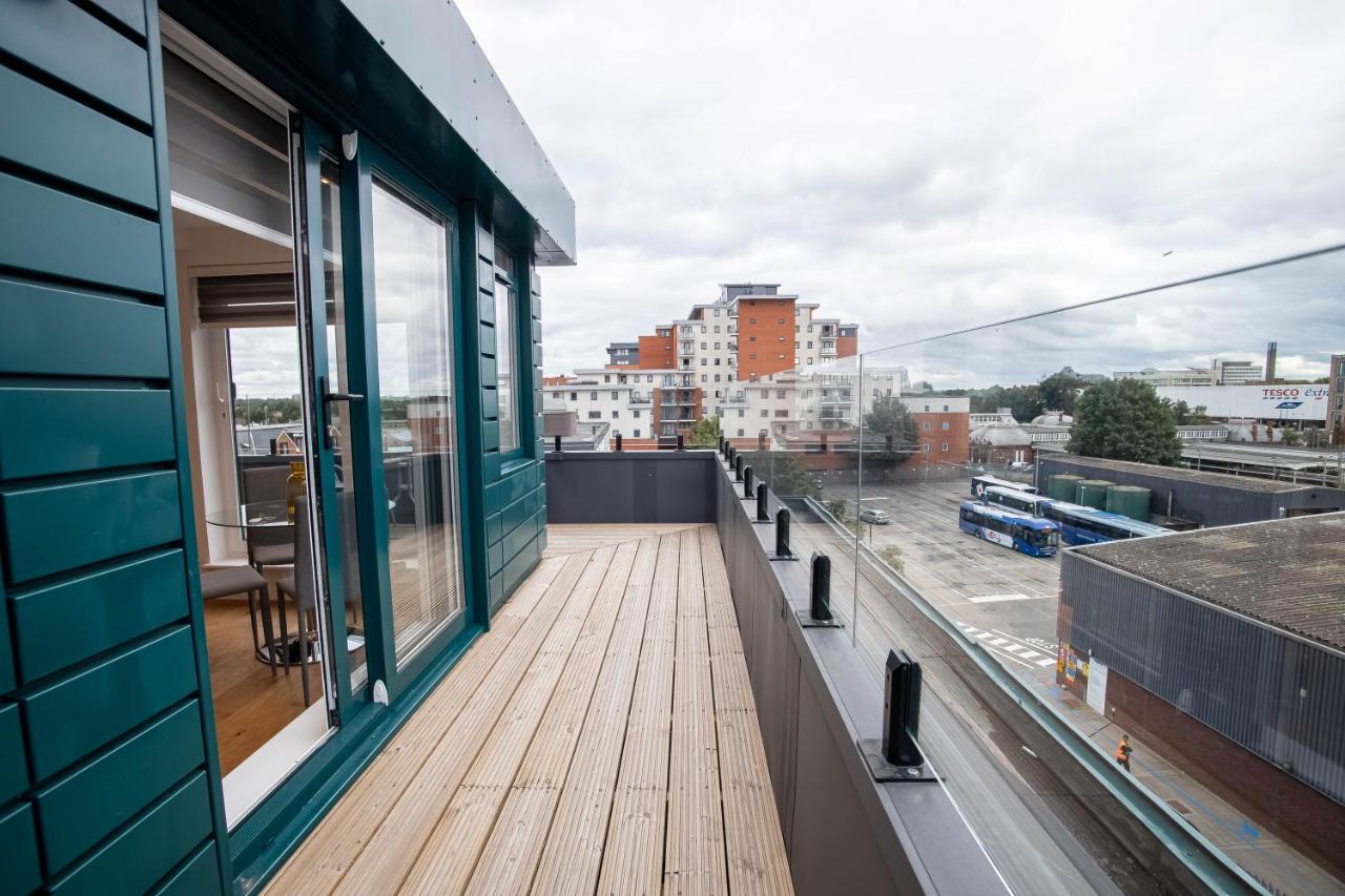 Appartement Two Bed Flat With Wrap Around Terrace Near Legoland, Windsor, Tube Station à Slough Extérieur photo