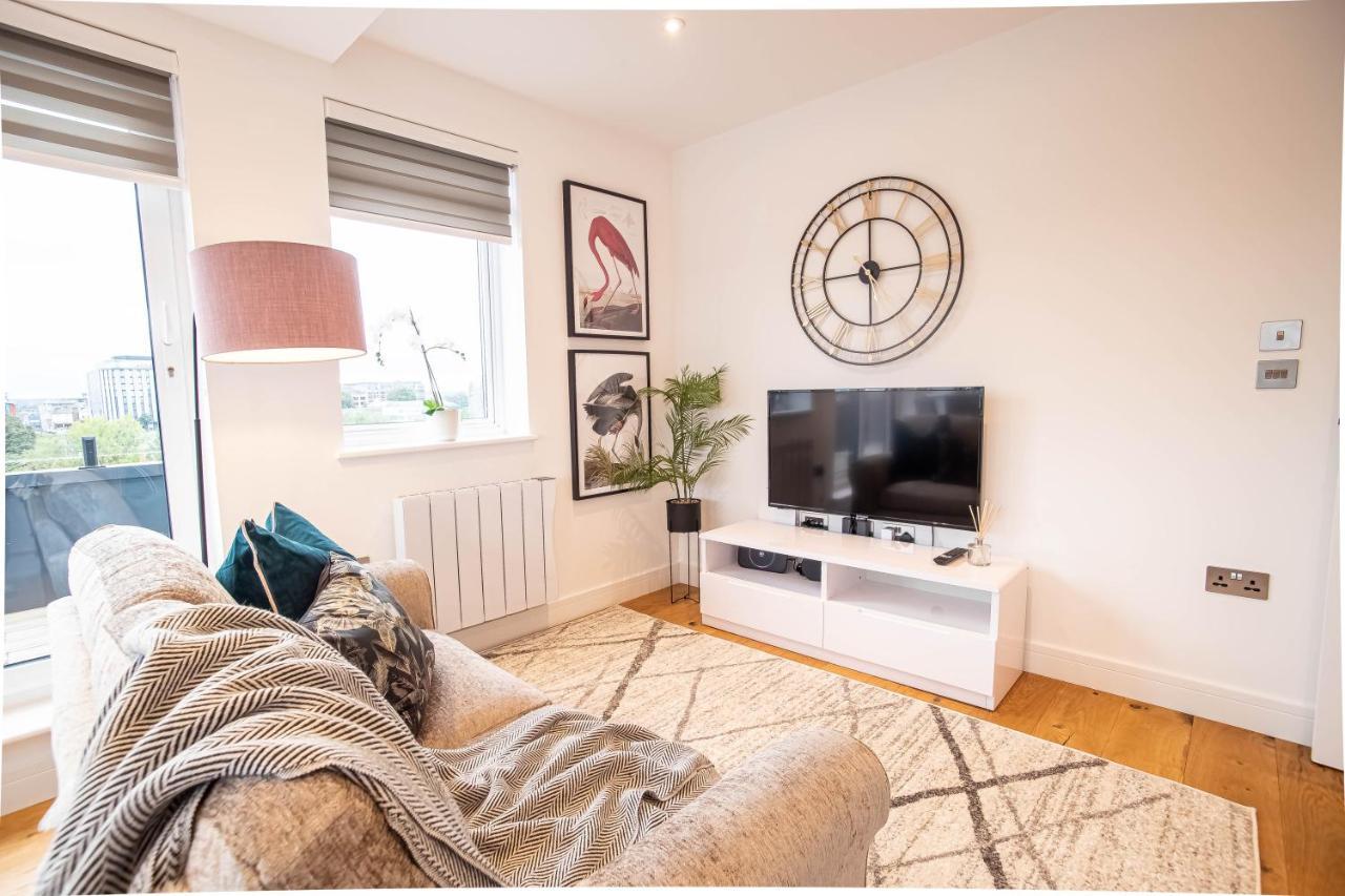 Appartement Two Bed Flat With Wrap Around Terrace Near Legoland, Windsor, Tube Station à Slough Extérieur photo