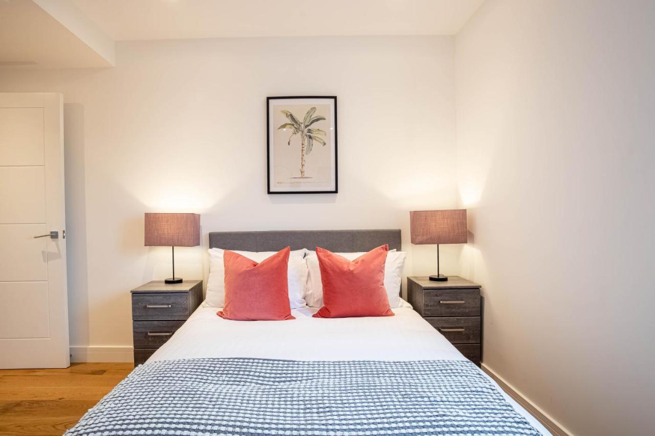 Appartement Two Bed Flat With Wrap Around Terrace Near Legoland, Windsor, Tube Station à Slough Extérieur photo