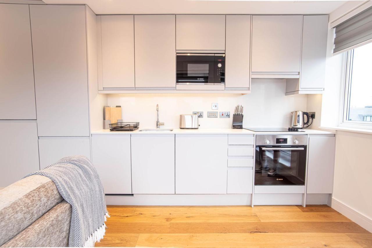 Appartement Two Bed Flat With Wrap Around Terrace Near Legoland, Windsor, Tube Station à Slough Extérieur photo